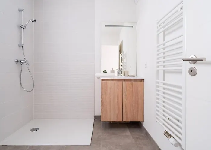 Hébergement de vacances Grand T4 Moderne Avec Extérieur 8 Personnes *